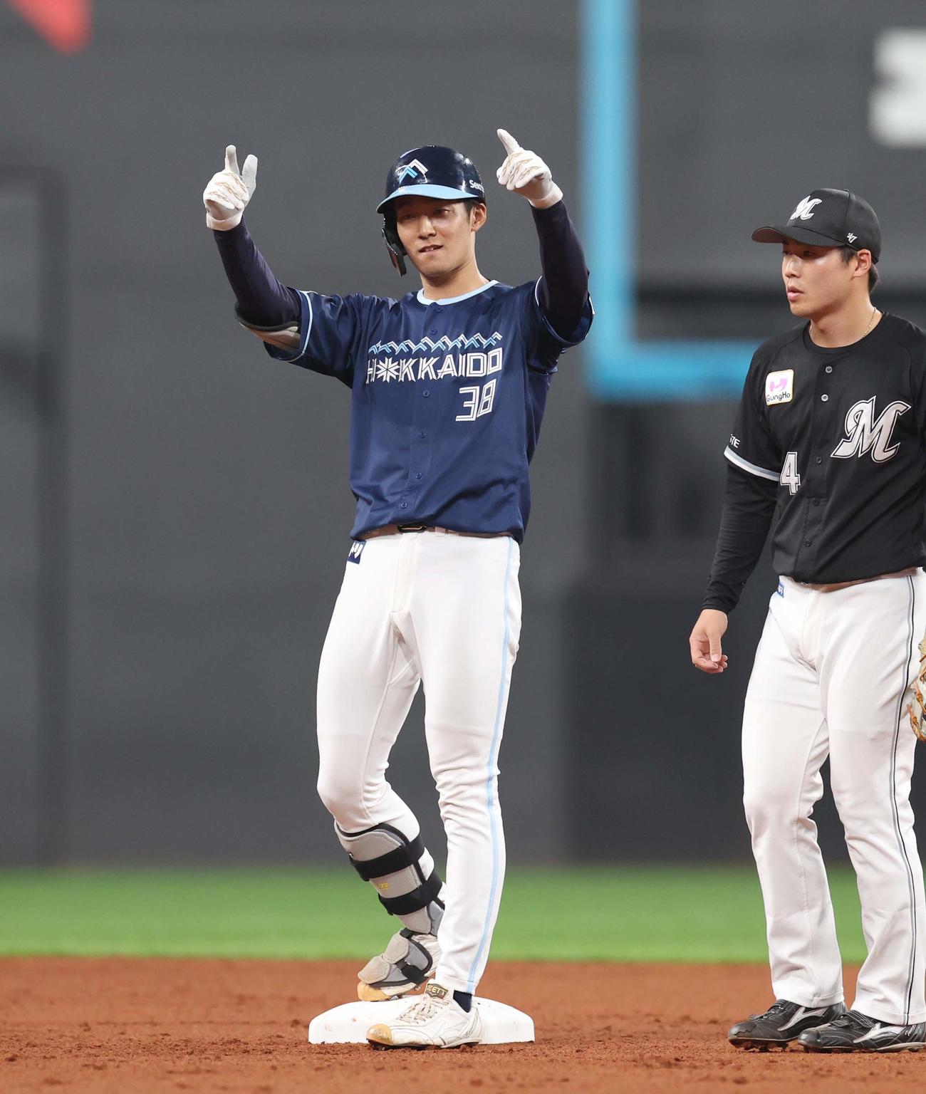 日本ハム対ロッテ　2回裏日本ハム無死満塁、右中間に2点適時二塁打を放ちポーズをとる石井（撮影・黒川智章）