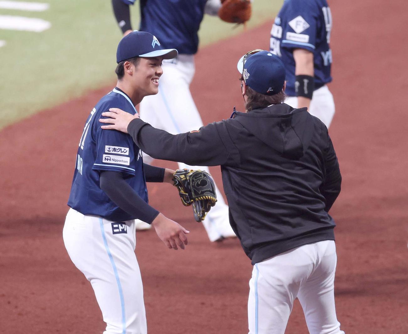 日本ハム対ロッテ　1回表、打者を3人で抑え新庄監督に出迎えられる柴田（撮影・黒川智章）