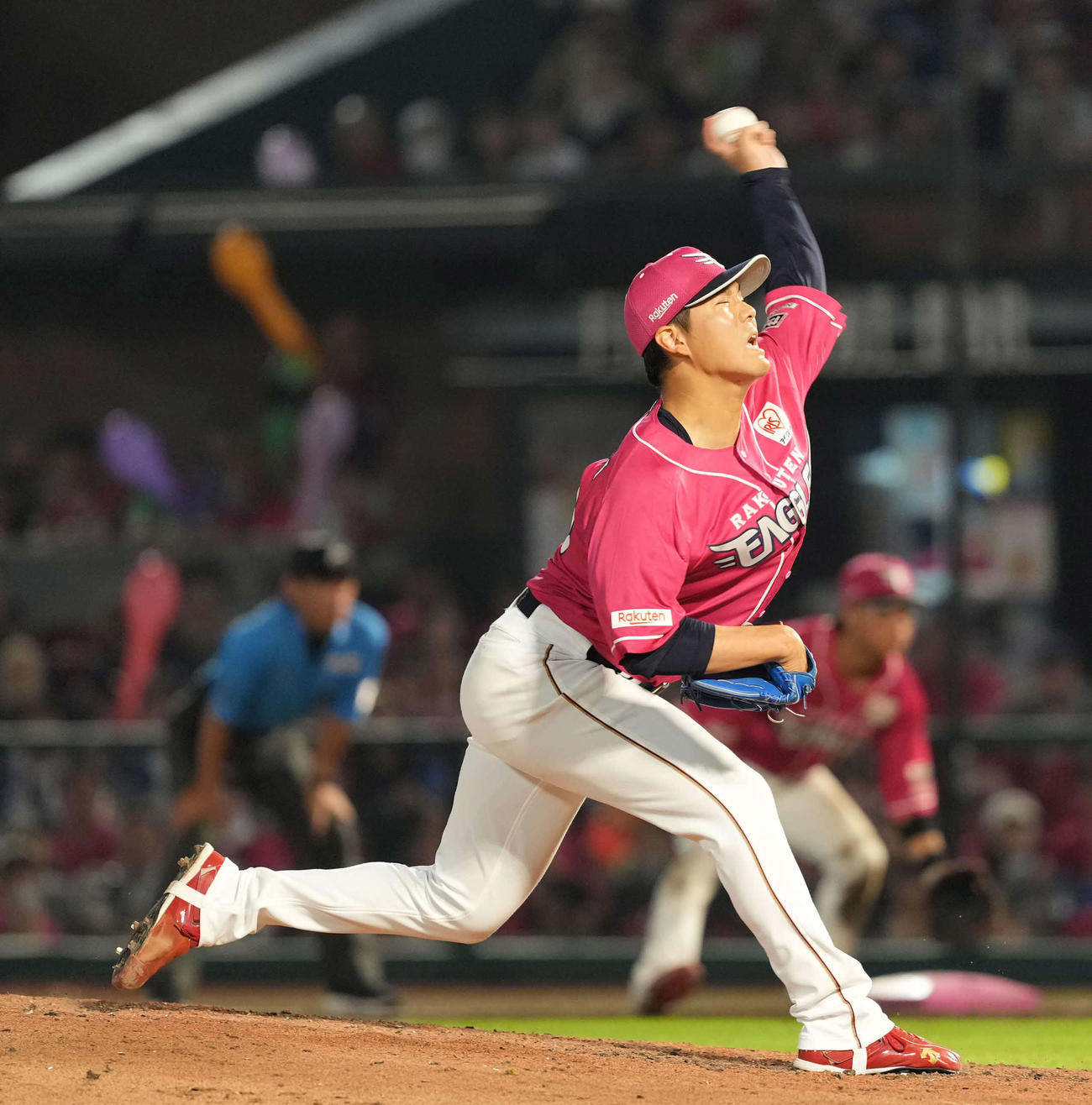 楽天対西武　楽天3番手の鈴木翔（撮影・井上学）