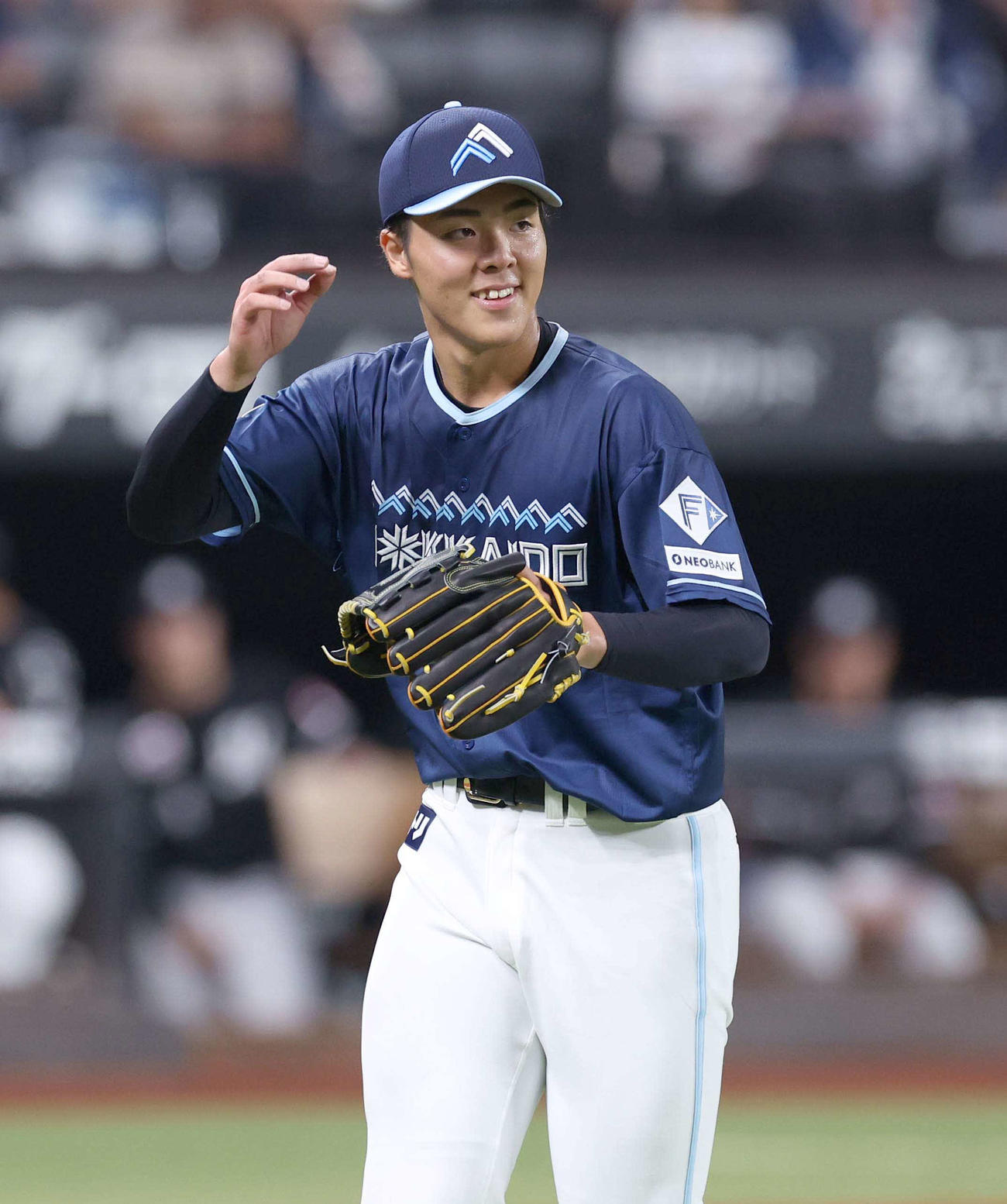 日本ハム対ロッテ　3回表まで無安打無失点に抑え笑顔で引き揚げる柴田（撮影・黒川智章）