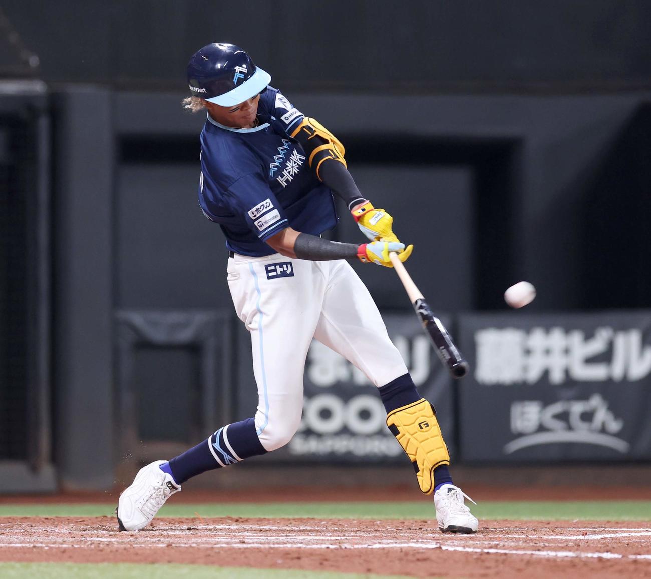 日本ハム対ロッテ　4回裏日本ハム無死、左越え本塁打を放つ水谷（撮影・黒川智章）