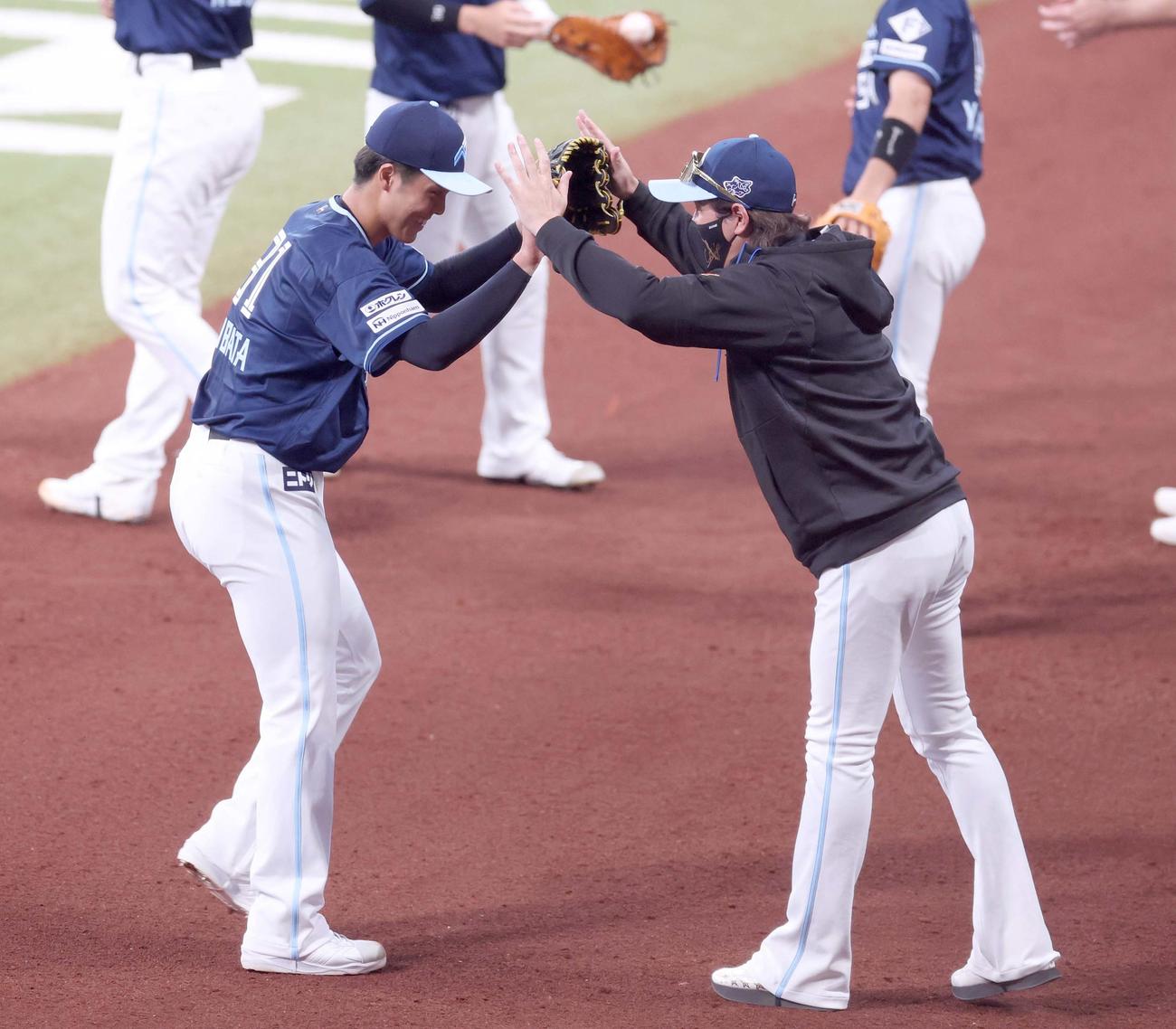 日本ハム対ロッテ　1回表、打者を3人で抑え新庄監督に出迎えられる柴田（撮影・黒川智章）