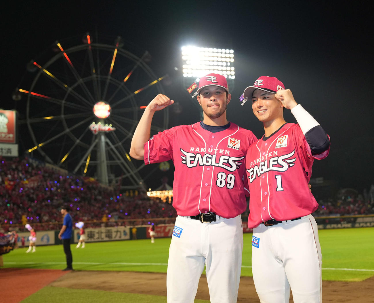 楽天対西武　ヒーローインタビュー後、笑顔の楽天ヤフーレ（左）と宗山（撮影・井上学）