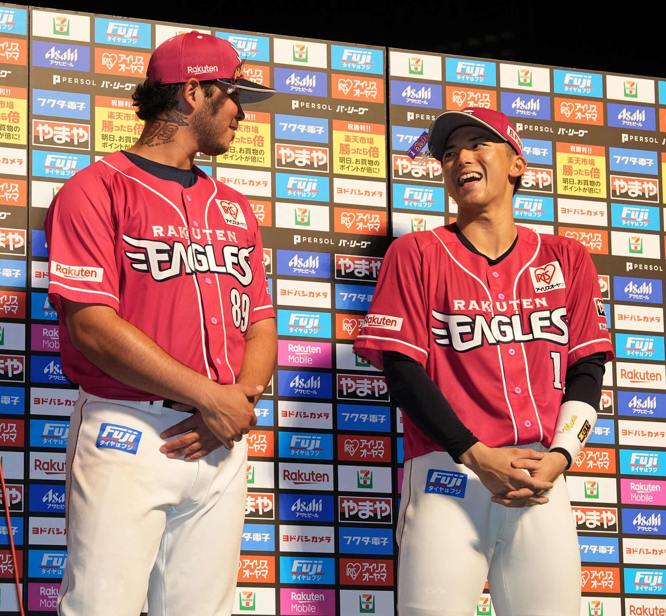 楽天対西武　ヒーローインタビューで笑顔の楽天ヤフーレ（左）と宗山（撮影・井上学）