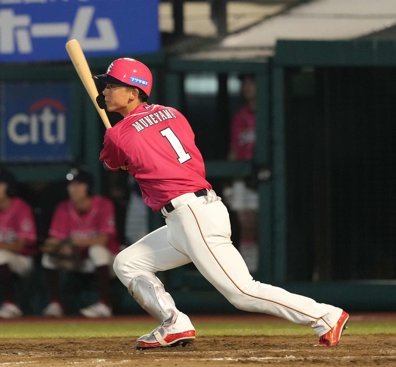 楽天対西武　8回裏楽天無死一、三塁、右犠飛を放つ宗山（撮影・井上学）