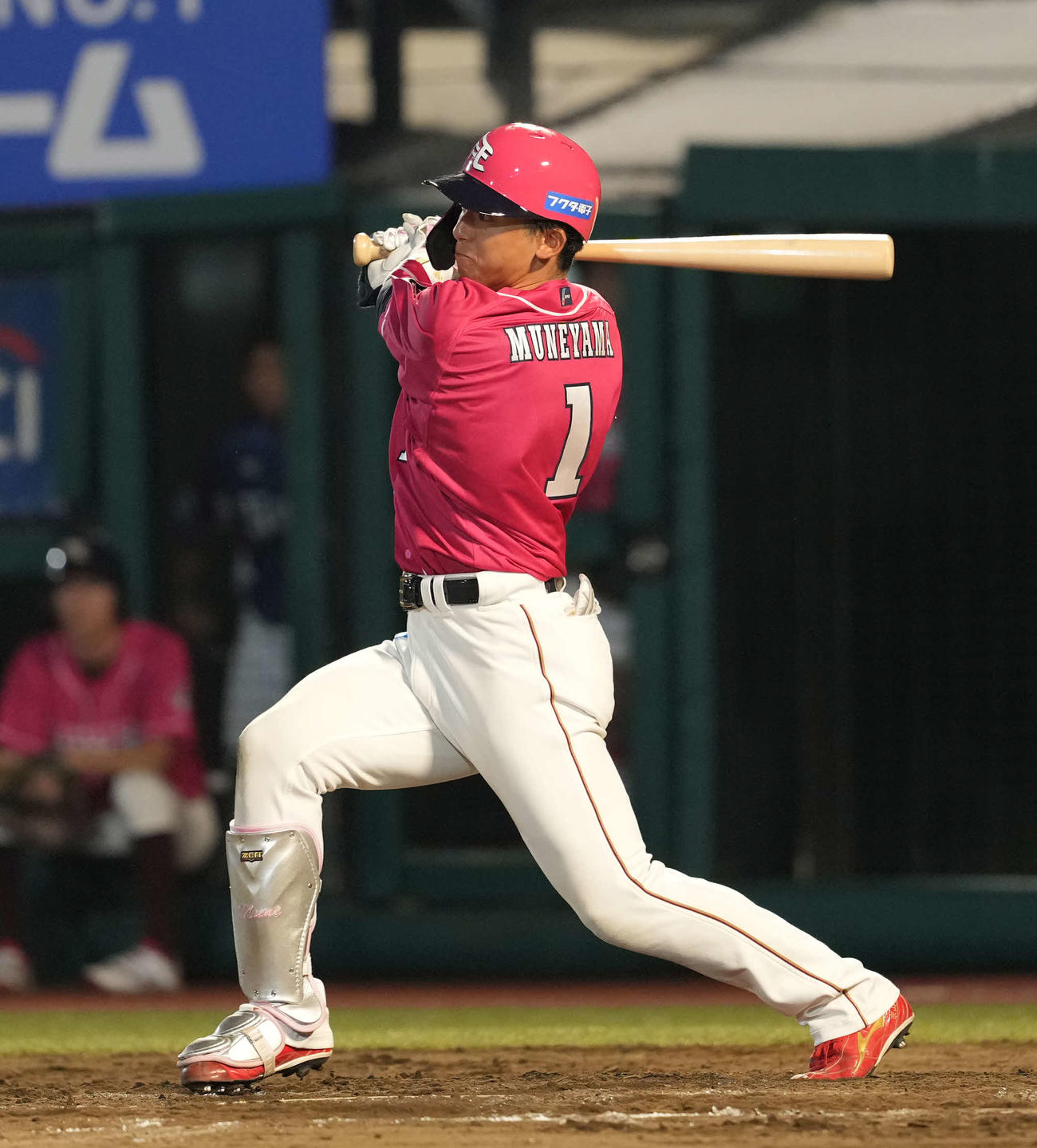 楽天対西武　8回裏楽天無死一、三塁、右犠飛を放つ宗山（撮影・井上学）