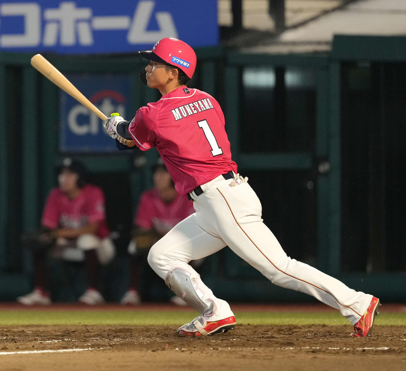 楽天対西武　4回裏楽天2死、右越え本塁打を放つ宗山（撮影・井上学）