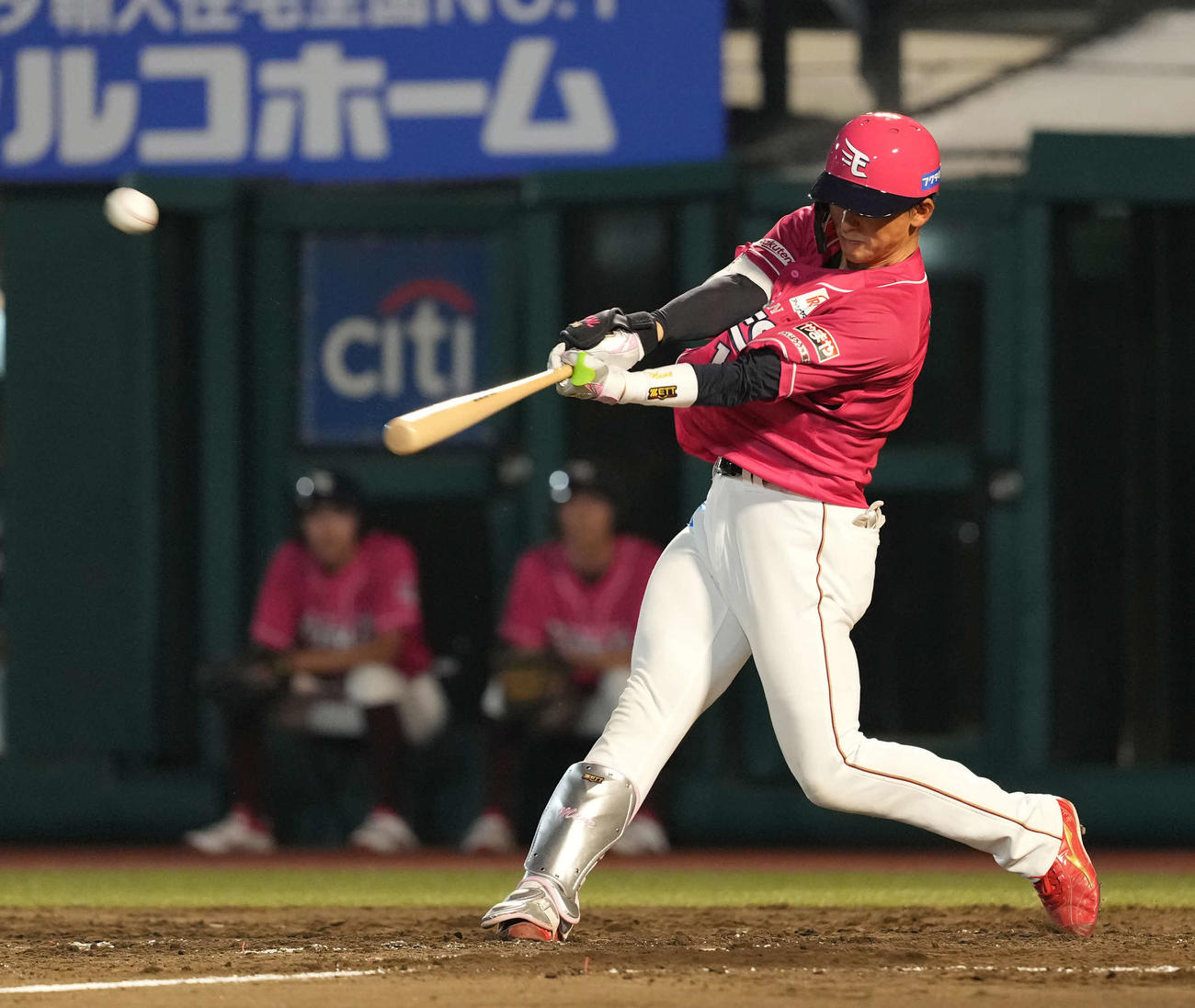 楽天対西武　4回裏楽天2死、右越え本塁打を放つ宗山（撮影・井上学）