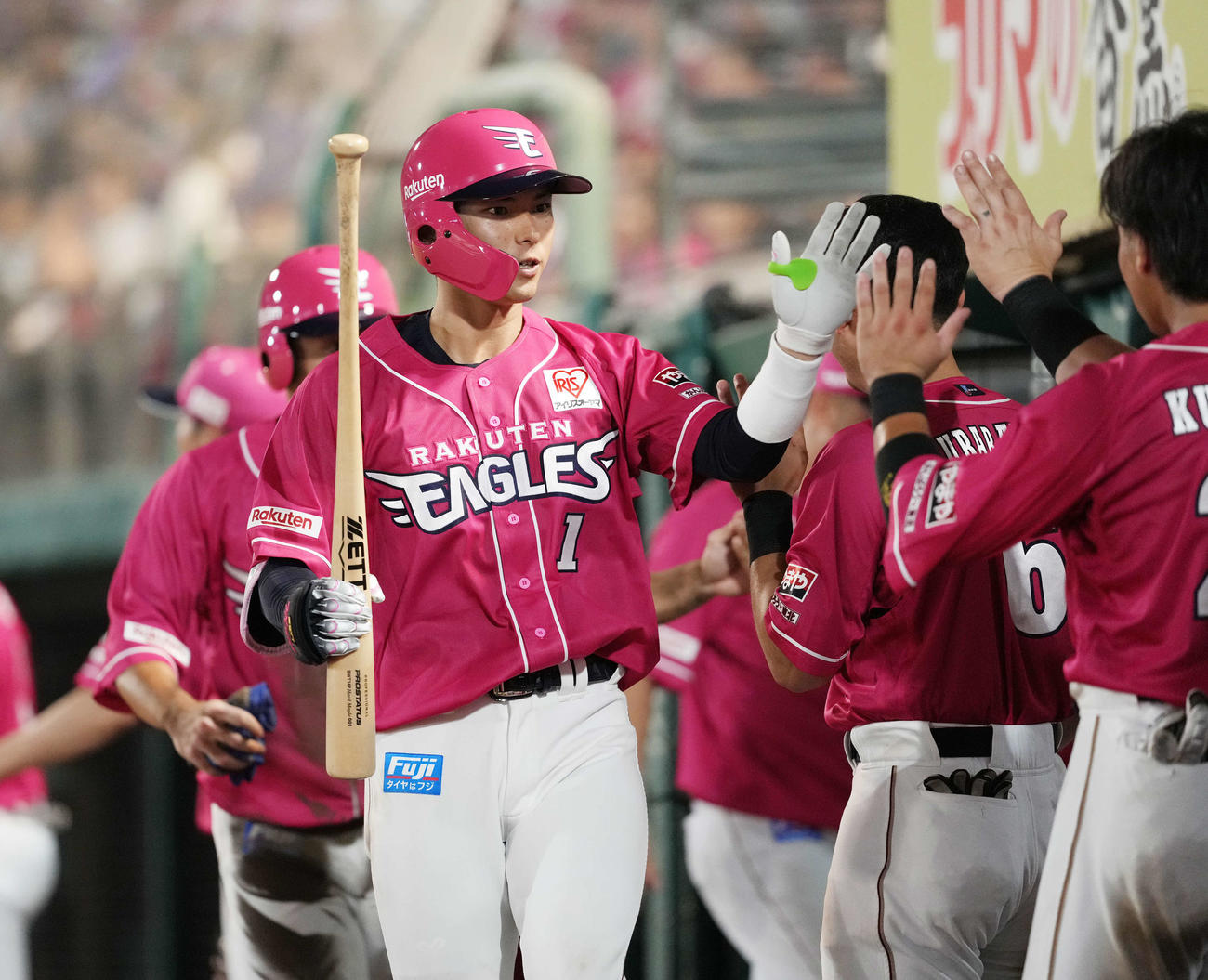 楽天対西武　8回裏楽天無死一、三塁、右犠飛を放った宗山は気合いの表情で生還（撮影・井上学）