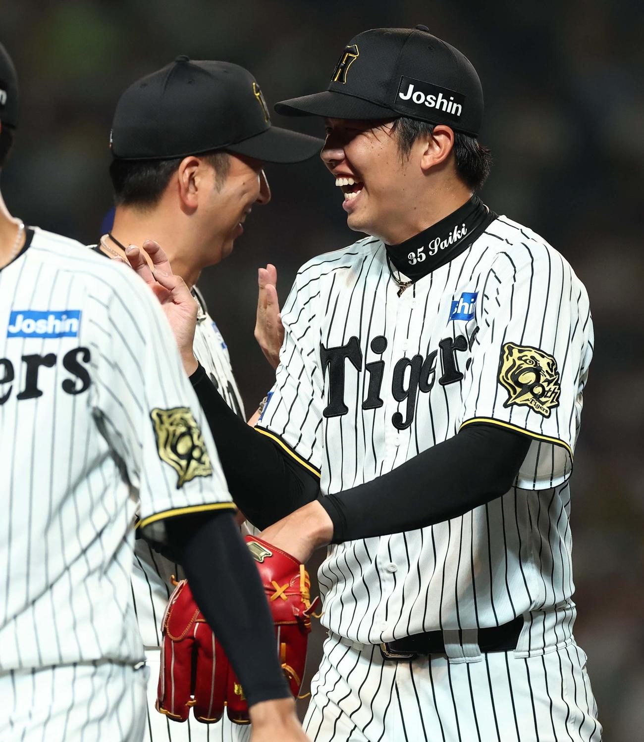阪神対DeNA　完封勝利した才木（右）は出迎えた藤川監督と笑顔を見せる（撮影・上田博志）