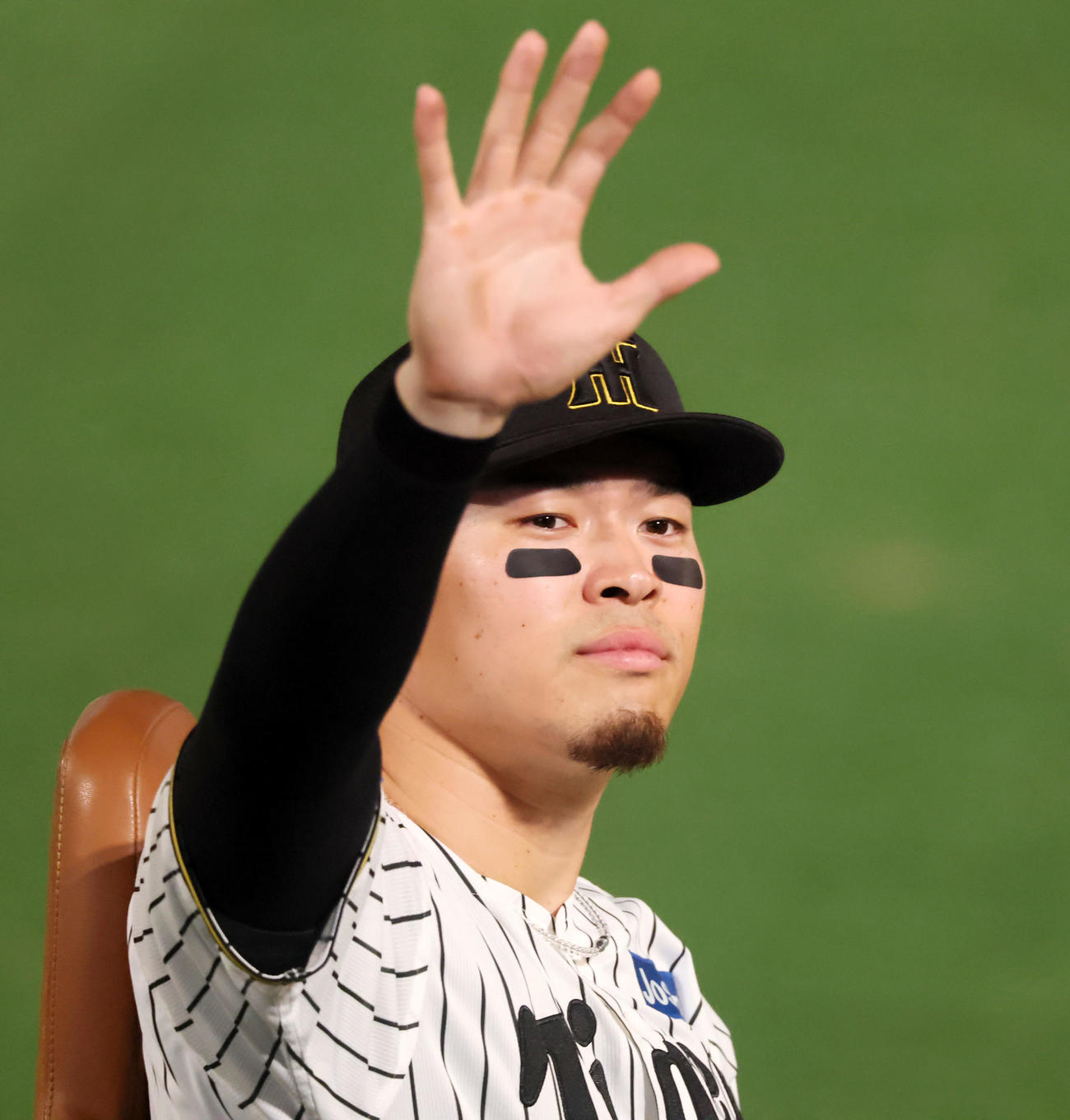 阪神対DeNA　リリーフカーで場内1周する佐藤輝（撮影・加藤哉）