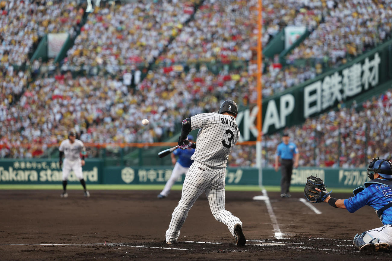 阪神対DeNA 1回裏阪神2死一、三塁、中前適時打を放つ大山（撮影・前田充）