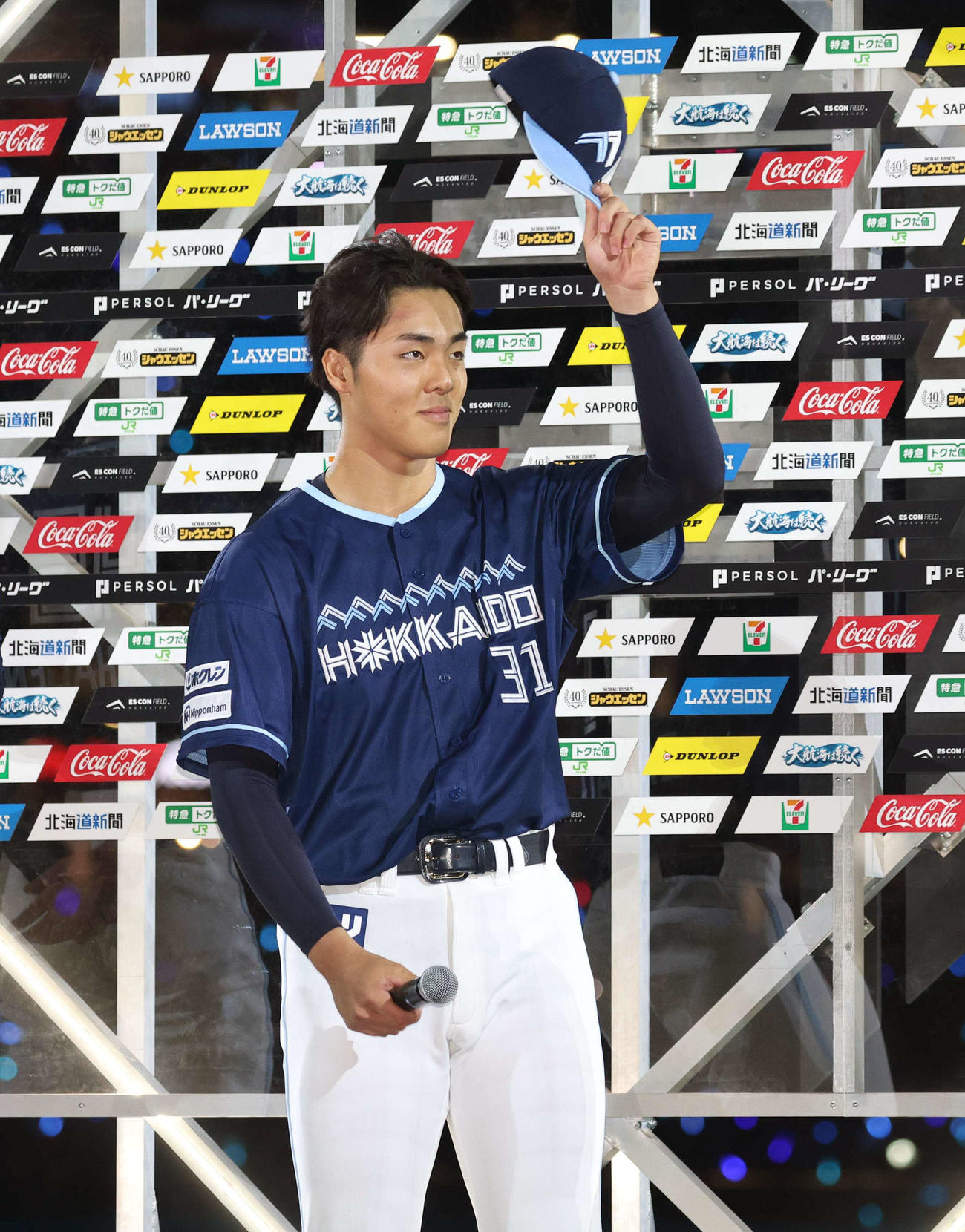 日本ハム対ロッテ　試合後、初のお立ち台でスタンドの声援に応える柴田（2025年7月26日撮影）