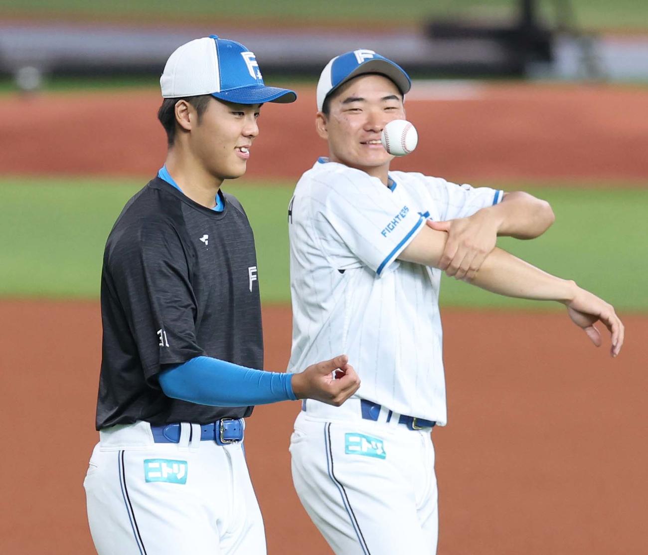 日本ハム対ロッテ　練習前、笑顔の柴田（左）と同期入団の山県（撮影・黒川智章）