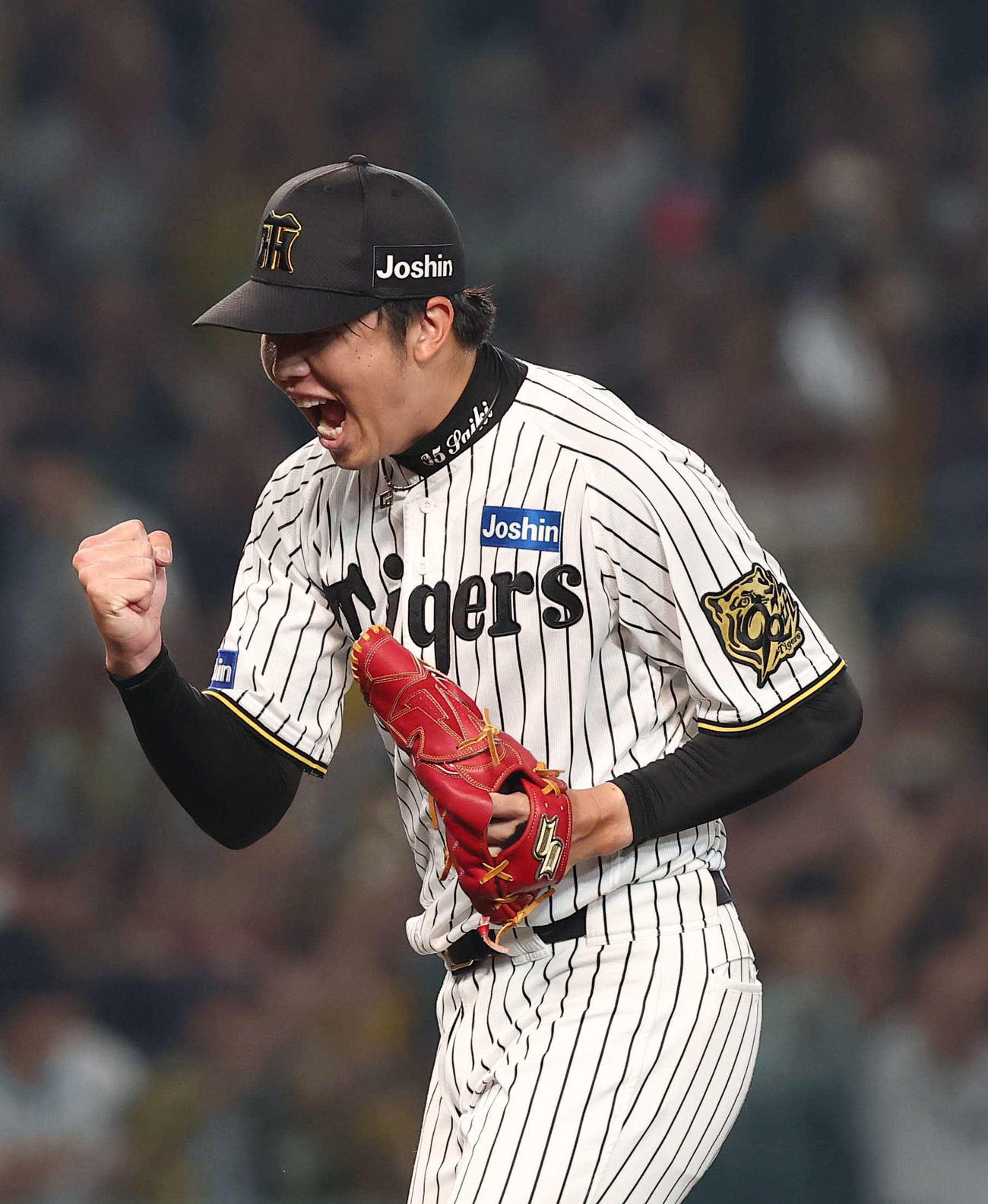阪神対DeNA　完封勝利した才木はガッツポーズをする（撮影・上田博志）