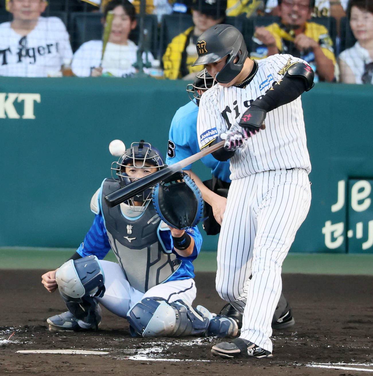 阪神対DeNA 1回裏阪神2死一、三塁、大山は中前適時打を放ち先制（撮影・加藤哉）