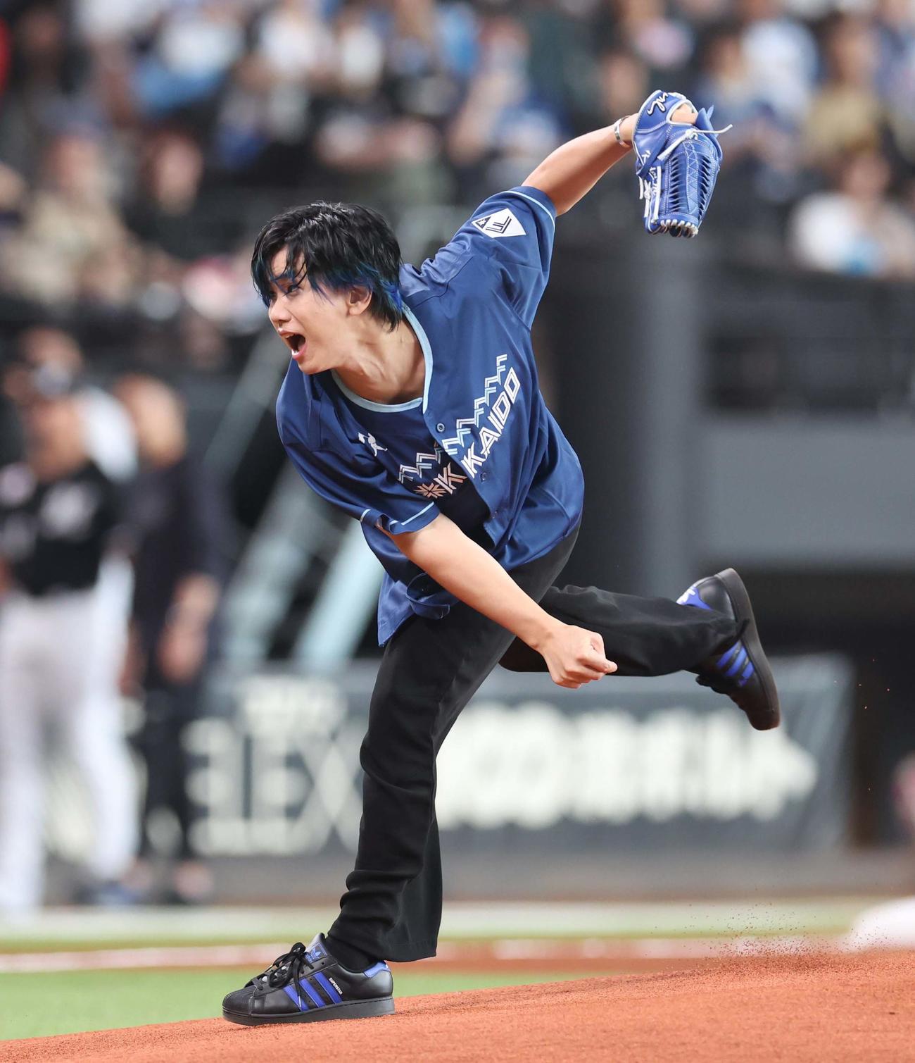 日本ハム対ロッテ　ファーストピッチセレモニーで投球する松浦（撮影・黒川智章）