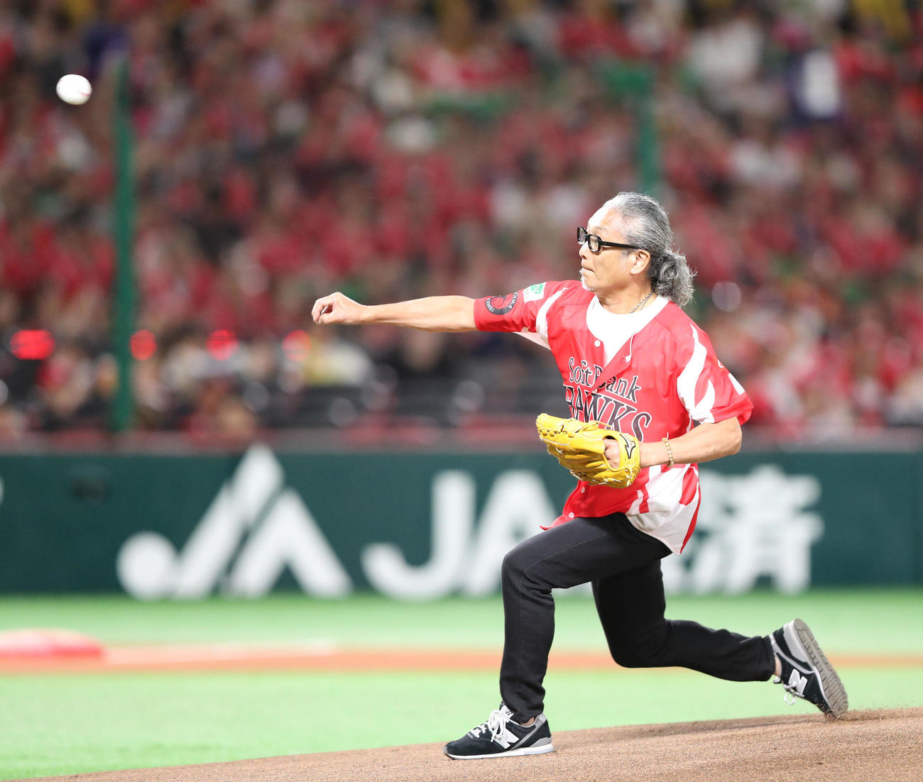 ソフトバンク対オリックス　セレモニアルピッチで見事な投球を見せたRyo－J（撮影・梅根麻紀）