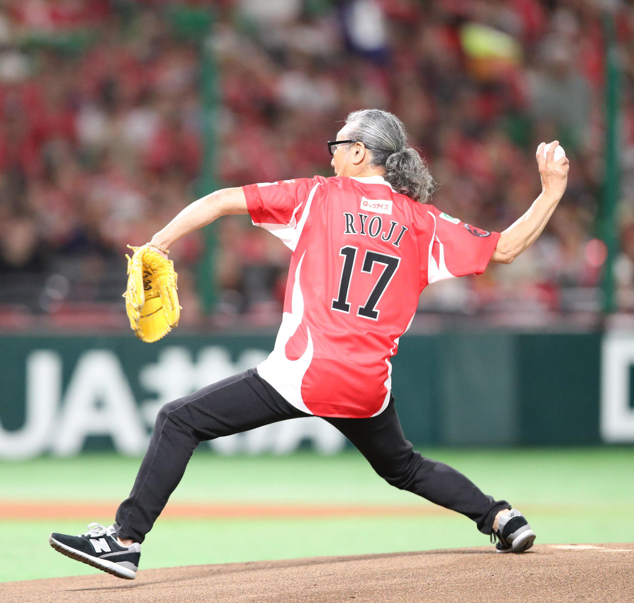 ソフトバンク対オリックス　セレモニアルピッチで見事な投球を見せたRyo－J（撮影・梅根麻紀）