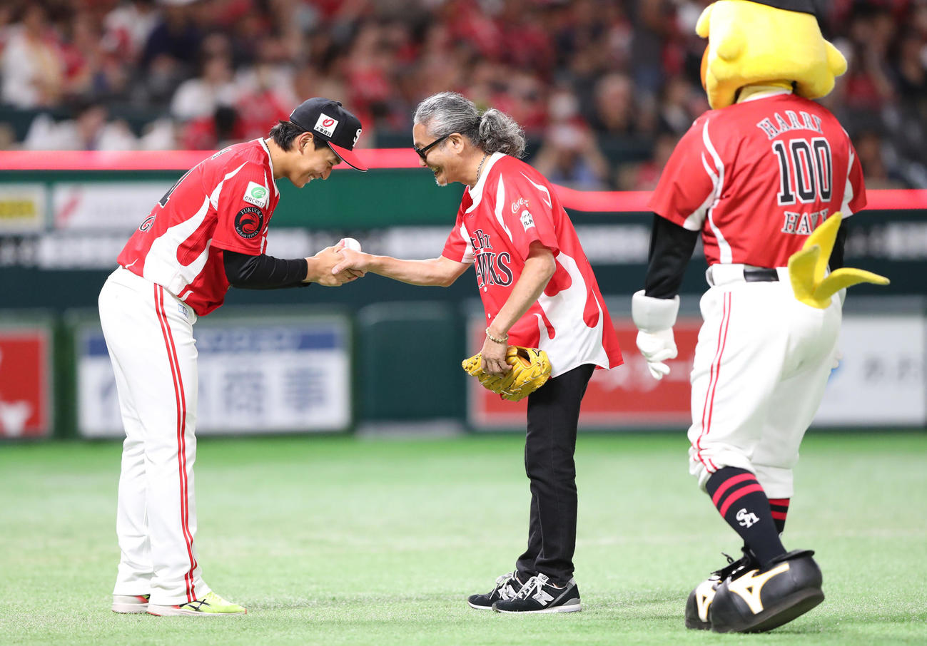 ソフトバンク対オリックス　セレモニアルピッチで見事な投球を見せたRyo－J、左は捕手役の前田悠（撮影・梅根麻紀）