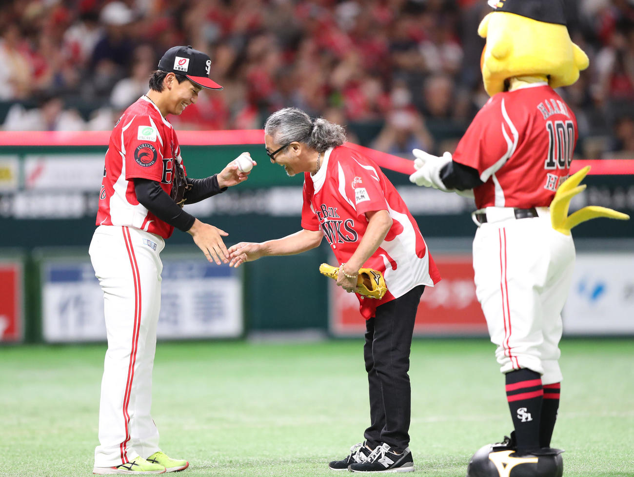 ソフトバンク対オリックス　セレモニアルピッチで見事な投球を見せたRyo－J、左は捕手役の前田悠（撮影・梅根麻紀）