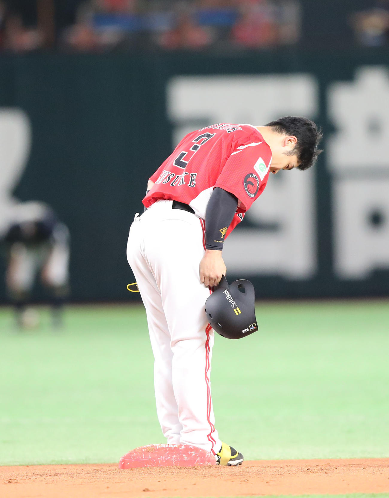 ソフトバンク対オリックス　2回裏ソフトバンク無死、左越え二塁打を放った近藤はファンにあいさつ（撮影・梅根麻紀）
