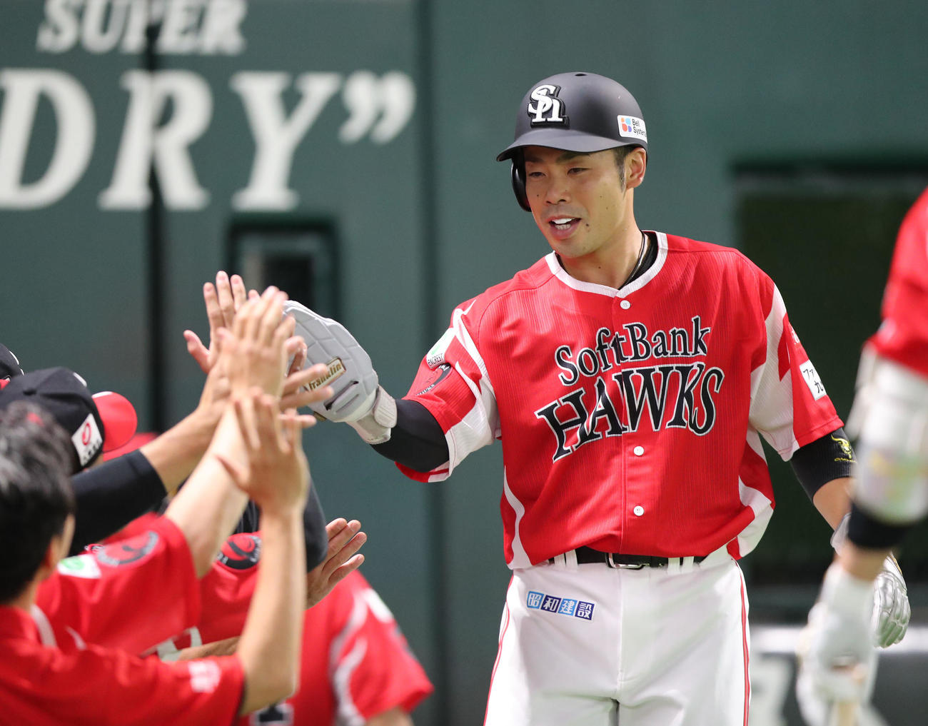 ソフトバンク対オリックス　2回裏ソフトバンク無死一、三塁、柳町の右前先制適時打で生還した近藤（撮影・梅根麻紀）