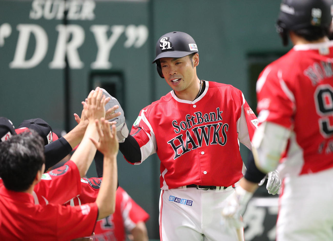 ソフトバンク対オリックス　2回裏ソフトバンク無死一、三塁、柳町の右前先制適時打で生還した近藤（撮影・梅根麻紀）