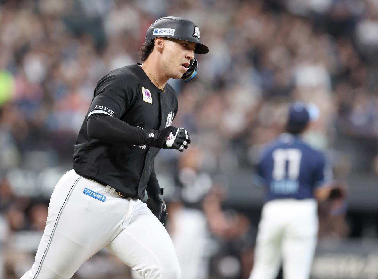 日本ハム対ロッテ　4回表ロッテ2死一、二塁、左越え3点本塁打を放つソト（撮影・黒川智章）