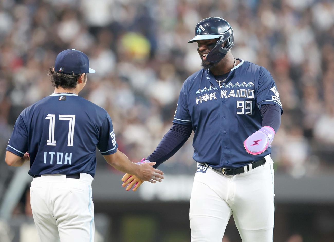 日本ハム対ロッテ　1回裏に適時打を放ったレイエスはマウンドに向かう伊藤とタッチする（撮影・黒川智章）