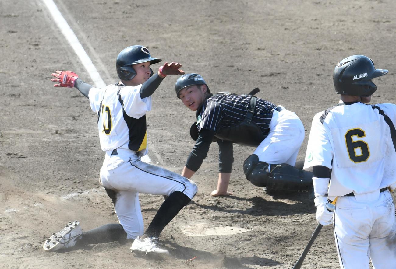 2回表1死二塁、大矢の具志堅は宮城の右前打で生還した（撮影・久我悟）