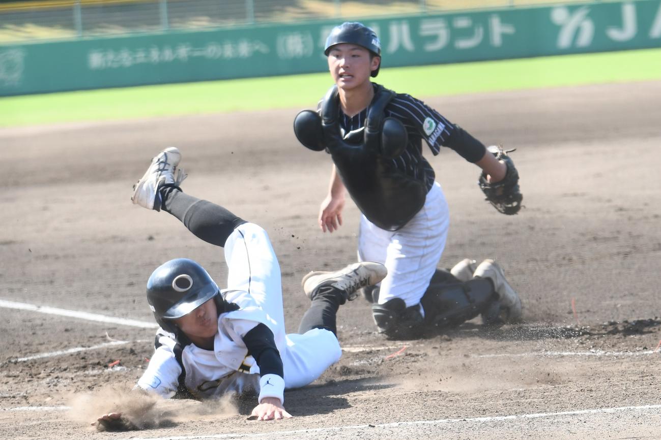 1回表無死一、二塁、大矢の高嶺はオセアン横浜の黒木のタッチをかいくぐりホームイン。送球はファウルゾーンを転々とした（撮影・久我悟）