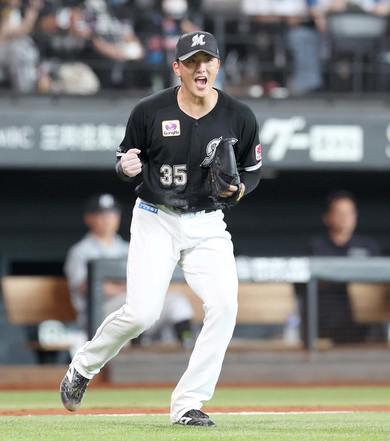 日本ハム対ロッテ　6回裏日本ハム2死二塁、水谷を遊ゴロにとり叫ぶ田中晴（撮影・黒川智章）