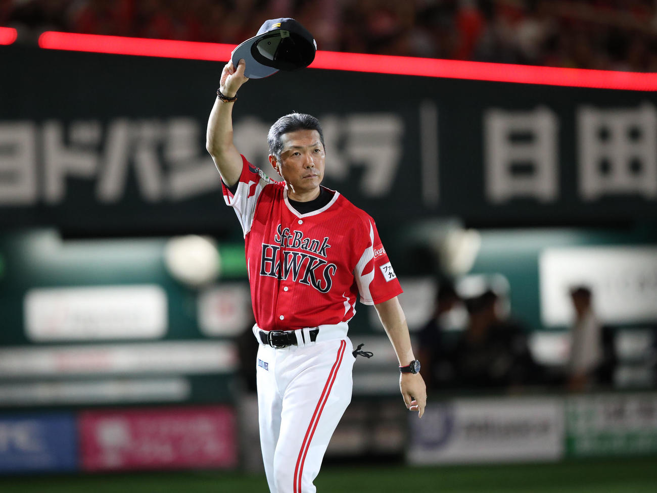 ソフトバンク対オリックス　オリックスに連勝しファンに手を振る小久保監督（撮影・梅根麻紀）