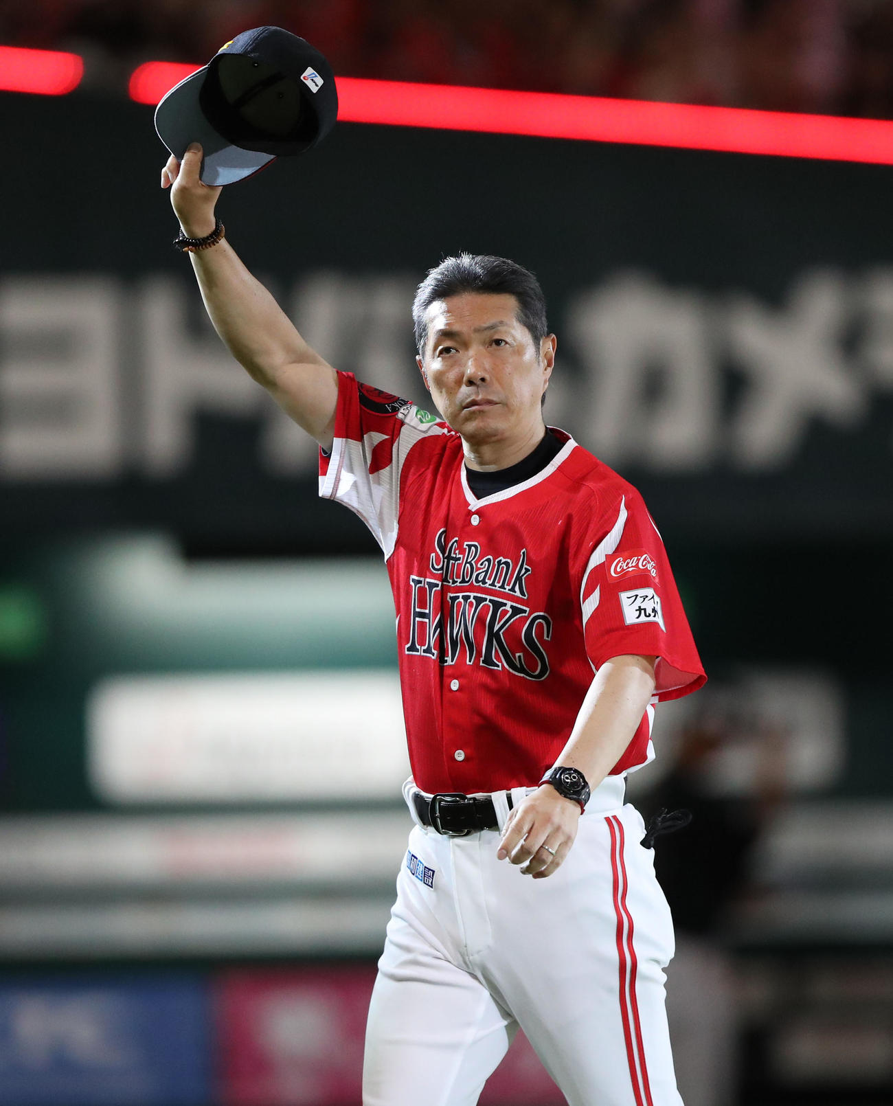 ソフトバンク対オリックス　オリックスに連勝しファンに手を振る小久保監督（撮影・梅根麻紀）