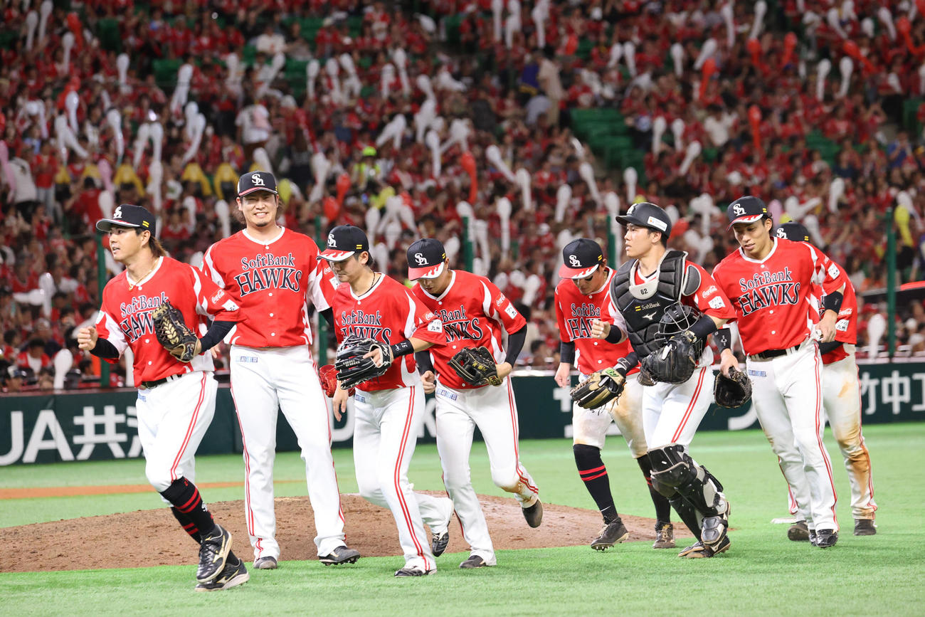 ソフトバンク対オリックス　オリックスに連勝しハイタッチをかわすソフトバンクナイン（撮影・梅根麻紀）