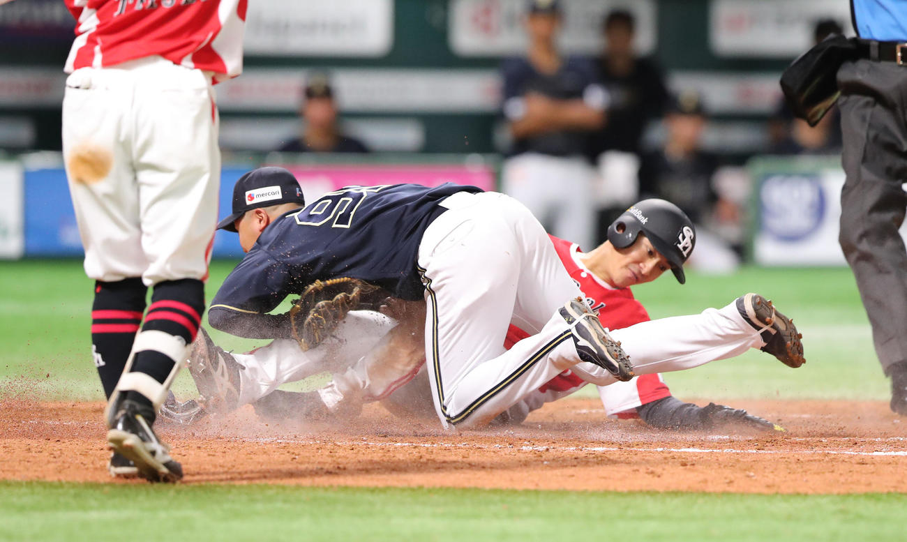 ソフトバンク対オリックス　4回裏ソフトバンク1死二、三塁、打者牧原大のとき才木の暴投でホームをつく三塁走者の柳町（撮影・梅根麻紀）