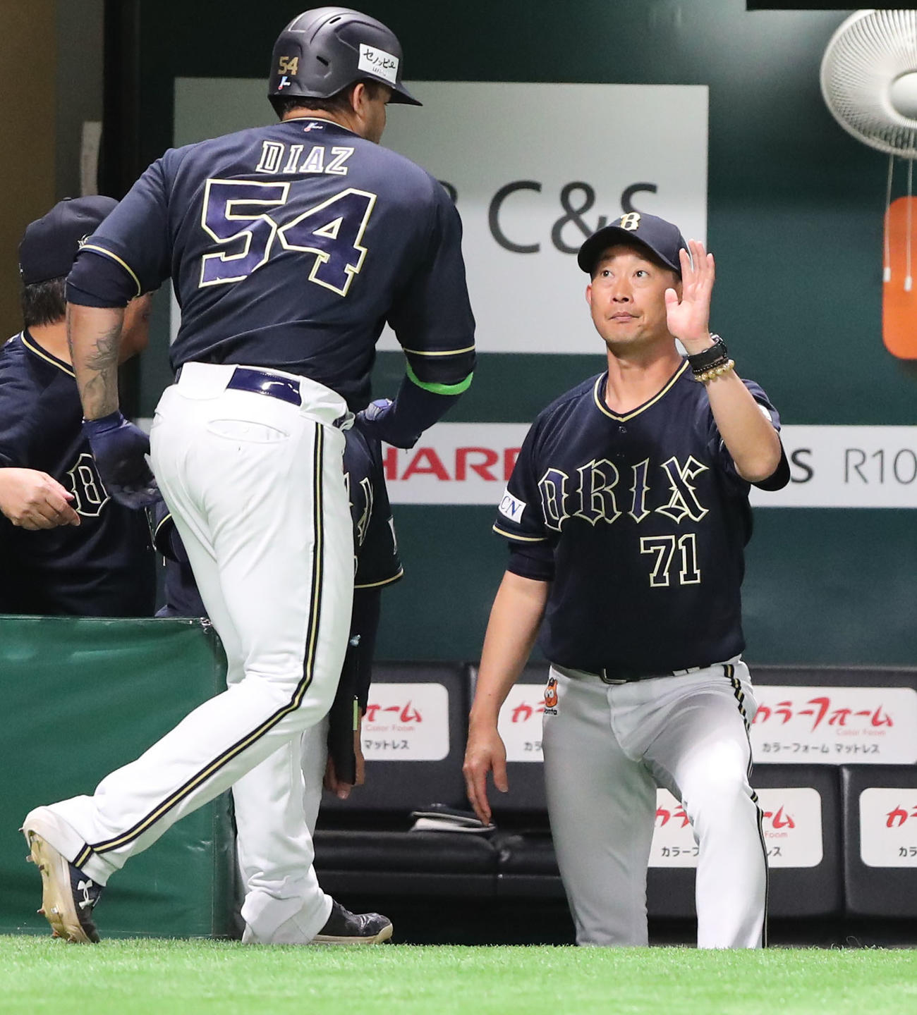 ソフトバンク対オリックス　8回表オリックス無死、ディアスは左越えに本塁打を放ち岸田監督に迎えられる（撮影・梅根麻紀）