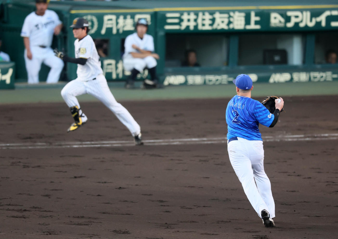 阪神対DeNA 2回裏阪神2死一、二塁、牧は高橋の打球を一塁へ送球（撮影・加藤哉）