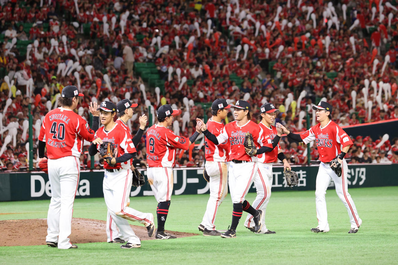 ソフトバンク対オリックス　オリックスに連勝しハイタッチをかわすソフトバンクナイン（撮影・梅根麻紀）