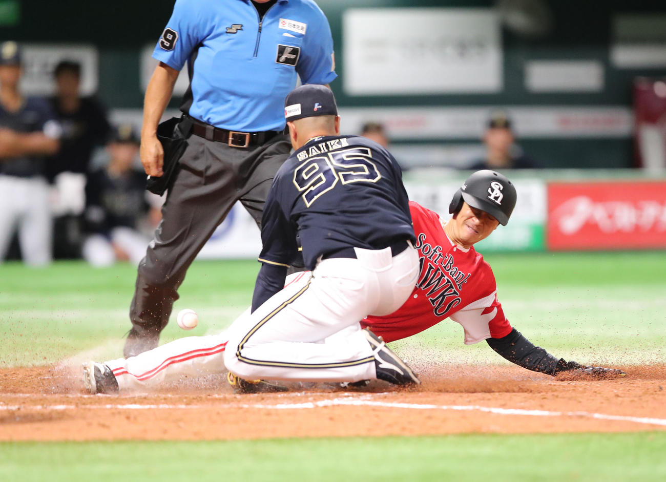 ソフトバンク対オリックス　4回裏ソフトバンク1死二、三塁、打者牧原大のとき才木の暴投でホームをつく三塁走者の柳町（撮影・梅根麻紀）