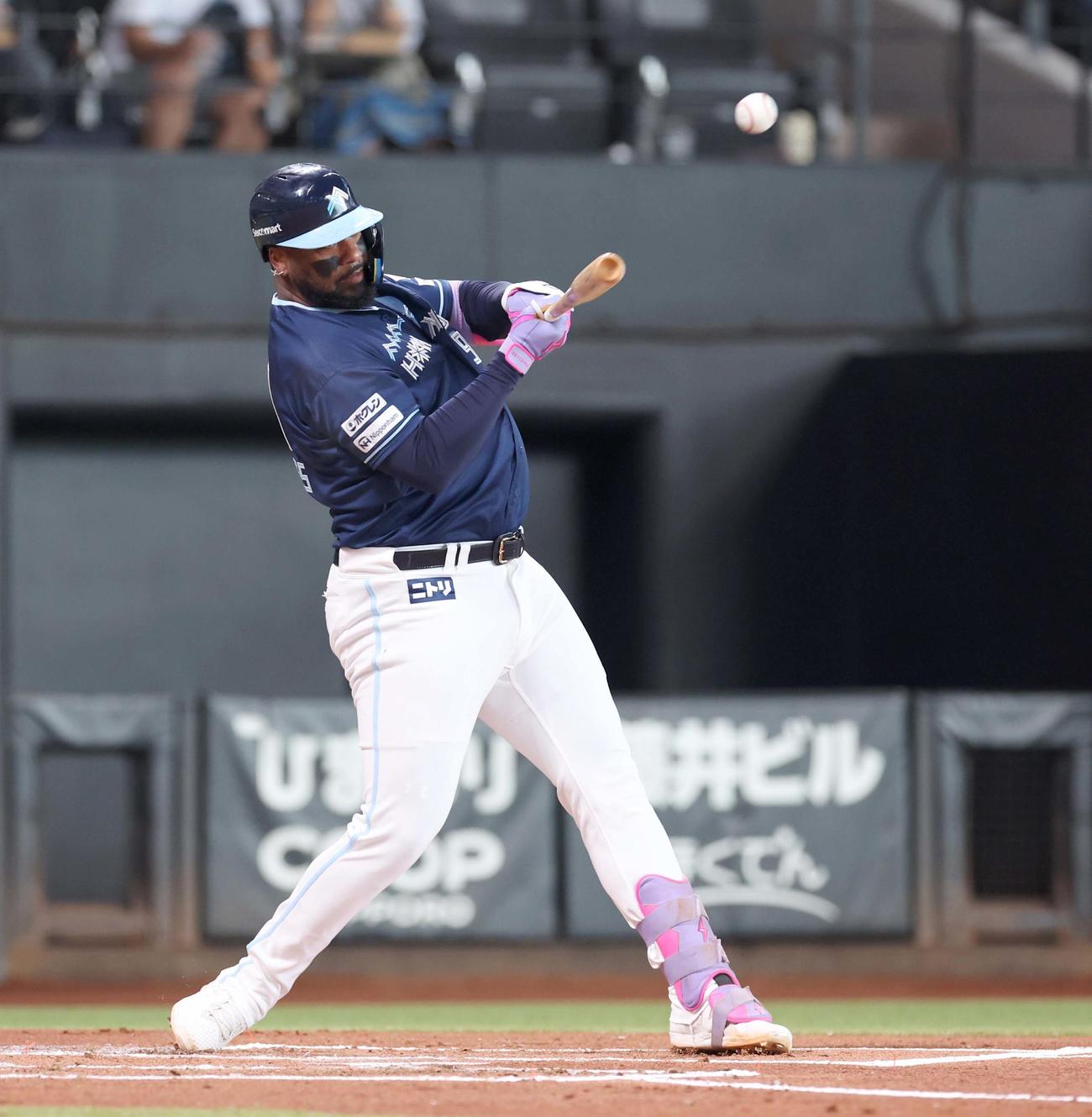日本ハム対ロッテ　1回裏日本ハム2死二塁、右前適時打を放つレイエス（撮影・黒川智章）