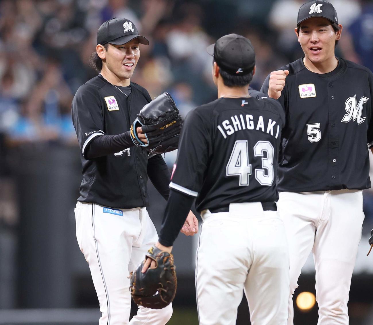 日本ハム対ロッテ　試合後、ナインとタッチする高野脩（左）（撮影・黒川智章）