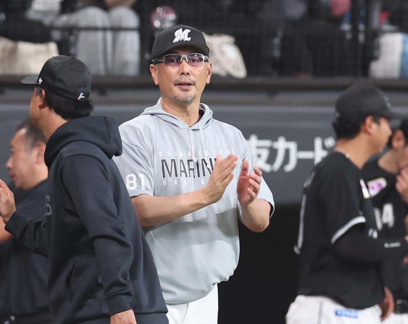 日本ハム対ロッテ　試合後、ナインを出迎える吉井監督（撮影・黒川智章）
