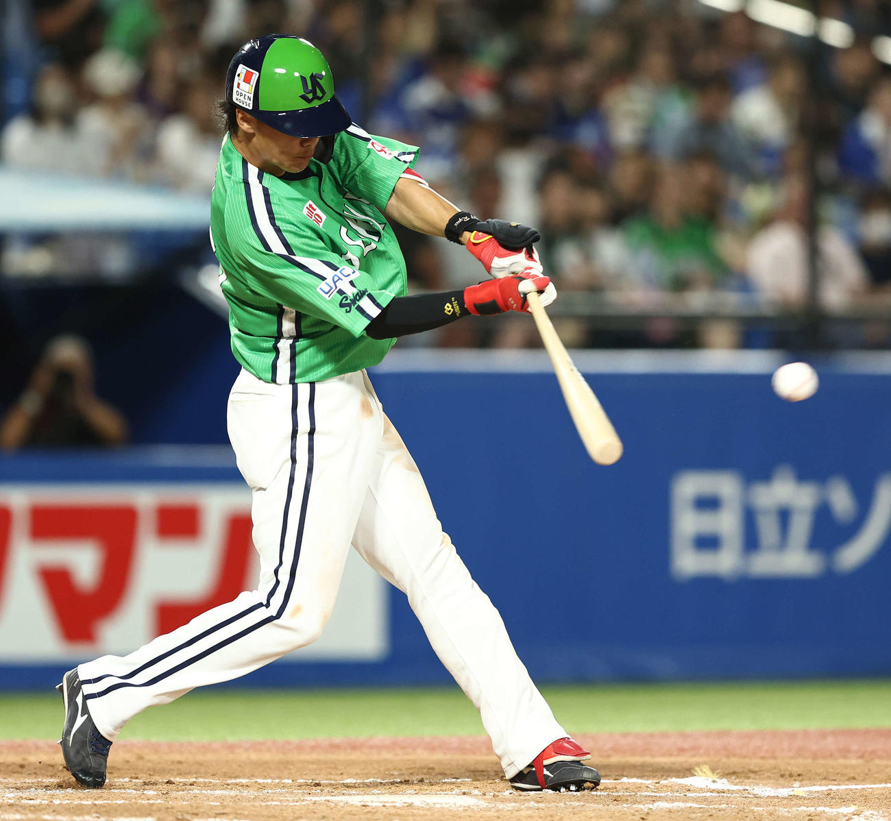 ヤクルト対中日　7回裏ヤクルト無死、右前打を放つ伊藤（撮影・河田真司）