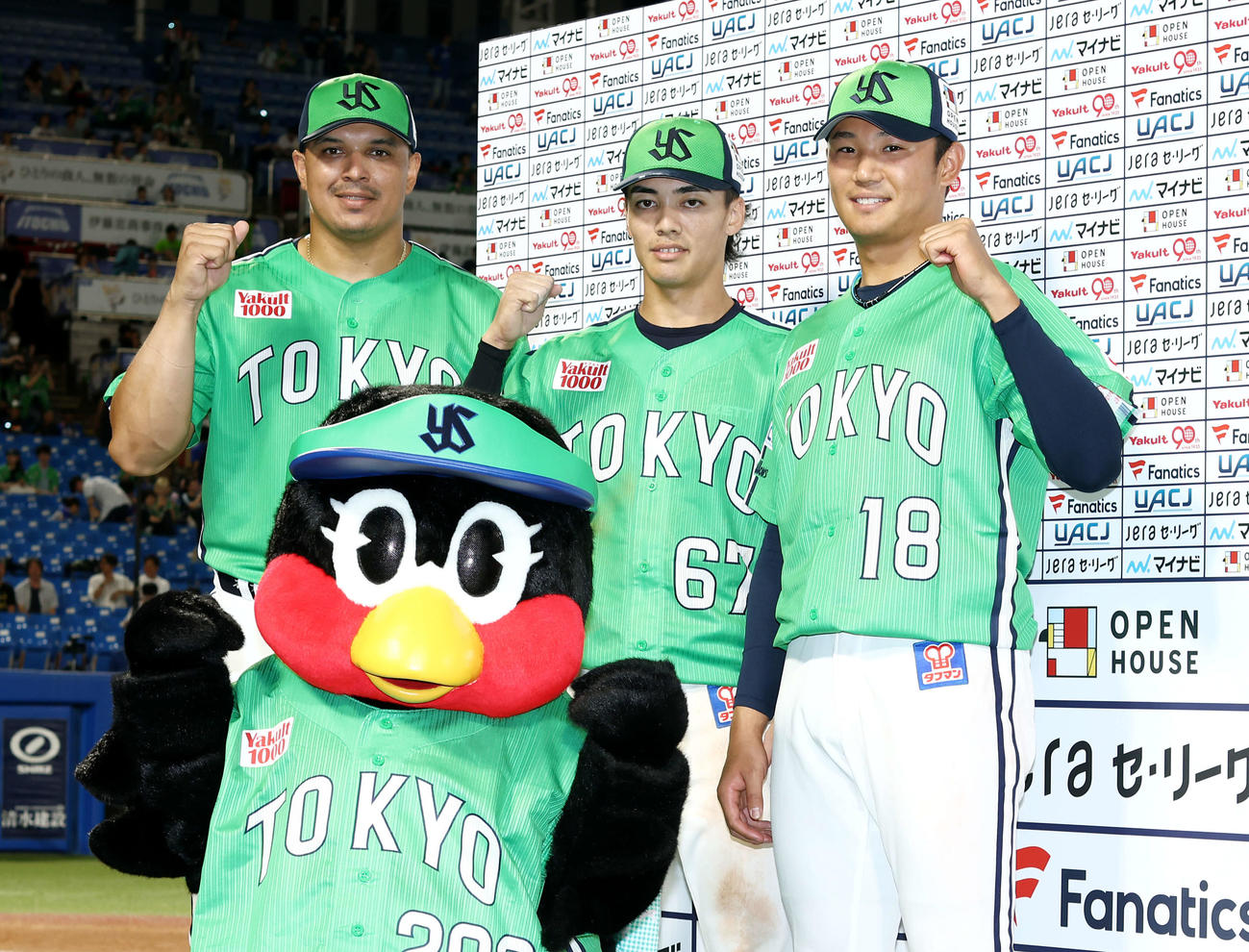 ヤクルト対中日　中日に勝利し、お立ち台で写真に納まるヤクルトの、左からオスナ、伊藤、奥川（撮影・河田真司）