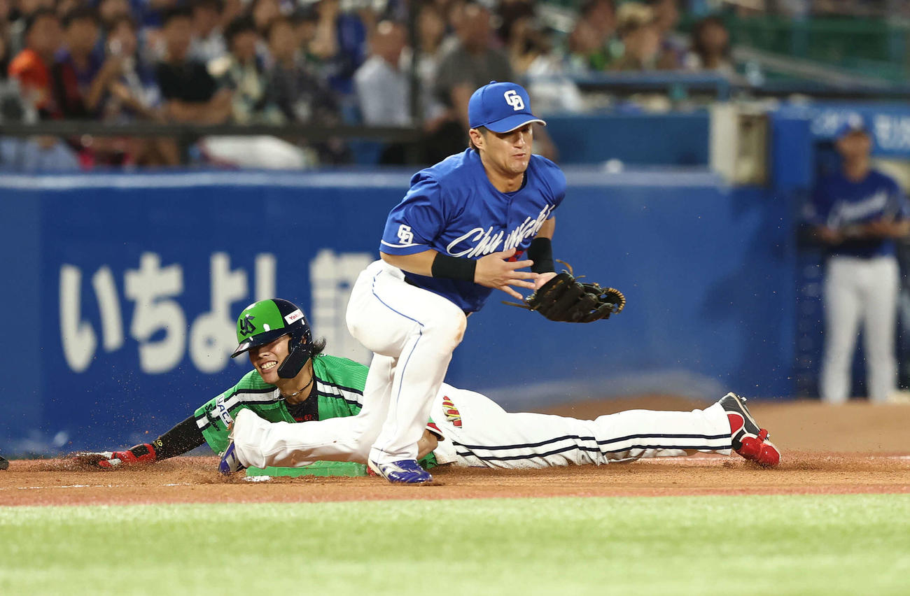 ヤクルト対中日　4回裏ヤクルト2死一塁、右翼線に適時三塁打を放ち出塁する伊藤（撮影・河田真司）