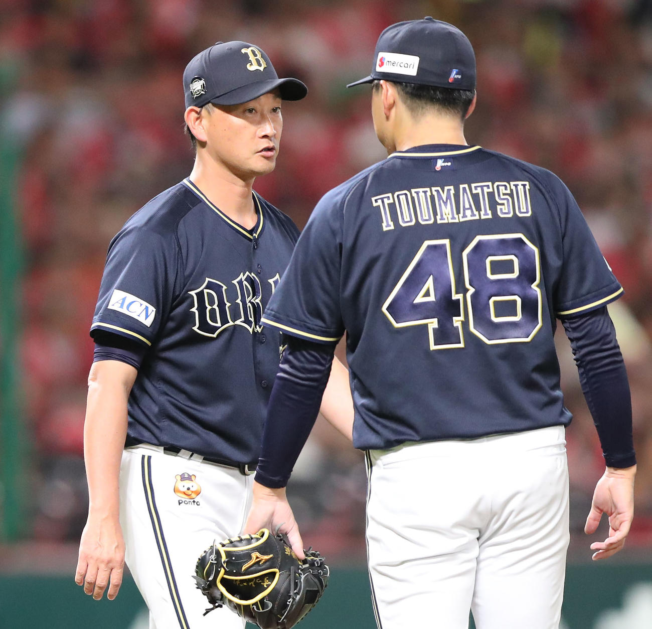 ソフトバンク対オリックス　4回途中で降板する先発の東松、マウンドで声をかける岸田監督（撮影・梅根麻紀）