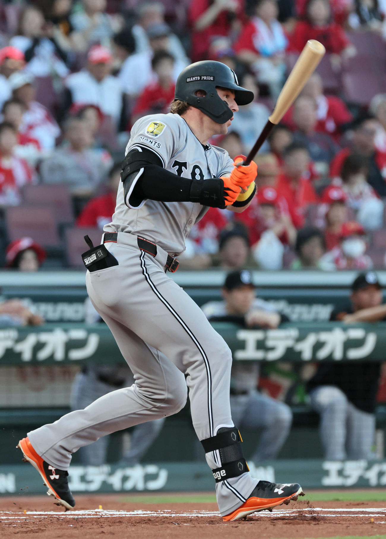 広島対巨人　1回表巨人1死一、二塁、キャベッジは先制中前適時打を放つ（撮影・加藤孝規）