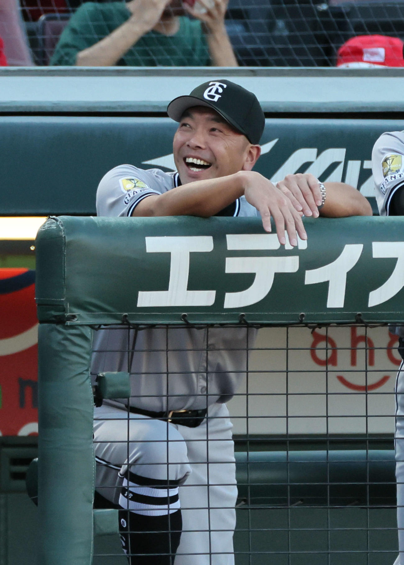 広島対巨人　1回表巨人1死一、二塁、キャベッジの先制中前適時打を喜ぶ阿部監督（撮影・加藤孝規）